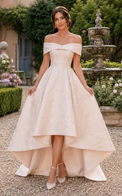 Schulterfreies Satin-Hochzeitskleid im Retro-Stil mit asymmetrischem Saum und tiefem Bein