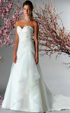 Sweetheart A-Line Organza Bridal Gown With Appliques And Side Drape