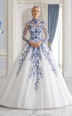 Himmelblaues, gitterartiges Ballkleid mit hohem Kragen, Illusionseffekt, langen Ärmeln und Spitze – luxuriöses Brautkleid