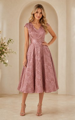 Vestido de invitada de corte A, largo midi, largo midi, con escote en V, manga corta, fajín/cinta de encaje, color rosa empolvado.