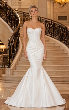 Robe de mariée sirène en satin froncé, longue jusqu'au sol, bustier cœur, sans manches, fermeture éclair au dos et traîne.