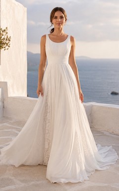 Vestido de novia sencillo de corte A con escote redondo y cola de barrido, ideal para la playa.