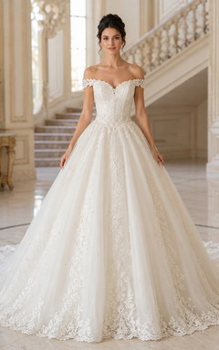 Robe de bal en dentelle florale à épaules dénudées et traîne cathédrale
