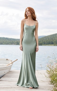 Robe nuisette en satin à fines bretelles couleur sauge pour une escapade au bord du lac