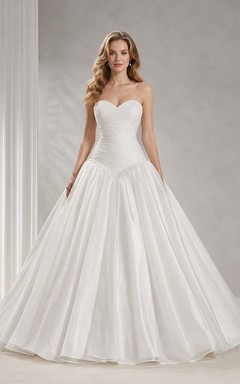 Vestido de novia sencillo de tul, sin tirantes y con talle bajo.