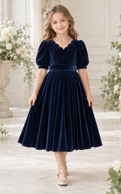 Teelanges, marineblaues Samtkleid mit Muschelkanten, Puffärmeln und Falten für Blumenmädchen
