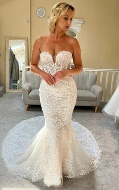 Vestido de novia elegante y sexy estilo sirena con encaje y escote corazón, cola de corte.