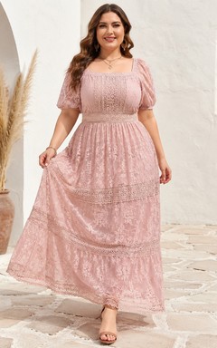 Vestido bohemio de encaje con cuello cuadrado, mangas abullonadas y volantes, talla grande, color rosa empolvado.