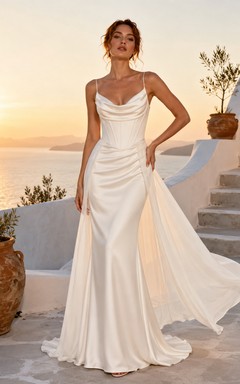 Robe de mariée sexy à bretelles fines en satin et mousseline, jupe fourreau, idéale pour un mariage à destination.