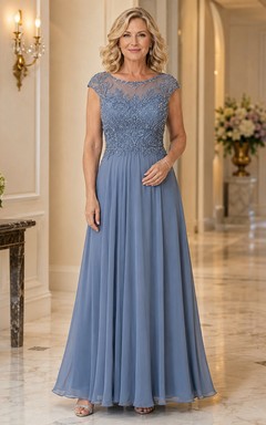 Robe de mère longue en mousseline bleu poudré à corsage perlé et à perles, couleur bleu poudré.