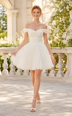 Robe de mariée mi-longue en satin à épaules dénudées et jupe ample