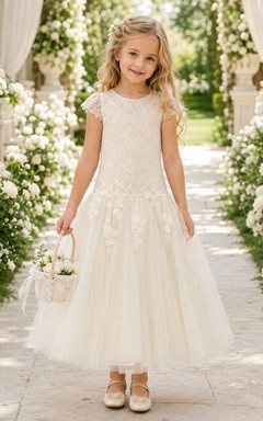 Vestido de niña de flores color marfil con cintura baja, corte en A, encaje y tul, sin mangas, cuello joya, largo midi, ideal para ceremonias en el jardín.