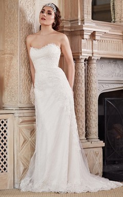 Trägerloses, bodenlanges Brautkleid aus applizierter Spitze und Tüll mit Schleppe