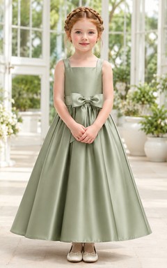 Schlichtes A-Linien-Kleid aus Satin mit Schleife, Rundhalsausschnitt, wadenlangem Rock und Schleifendetail.