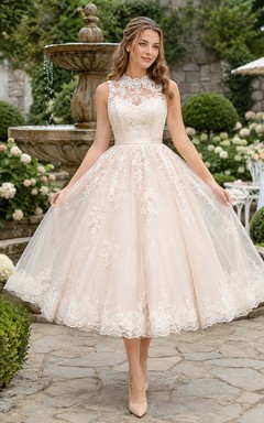 Ärmelloses Brautkleid aus Spitze im Stil der 1950er Jahre mit hohem Kragen und Teelänge