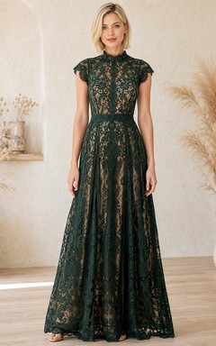 Vestido de noche bordado de encaje verde oscuro con cuello joya y mangas cortas