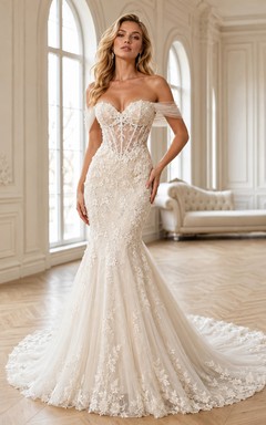 Robe de mariée sirène en dentelle botanique à épaules dénudées et décolleté cœur, effet sirène, traîne chapelle