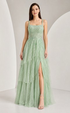 Robe de bal longue fendue en tulle pailleté menthe à fines bretelles et à volants, coupe trapèze, de luxe.