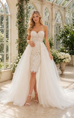 Brautkleid aus Spitze und Tüll, A-Linie, trägerlos, herzförmig, mit Schleppe