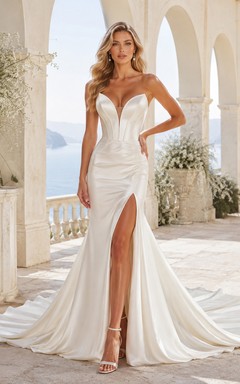 Brautkleid aus Satin im Meerjungfrauenstil, trägerlos, mit Kapellenschleppe und offenem Rückenschlitz