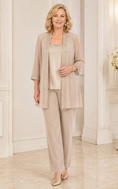 Conjunto de pantalón formal de tres piezas color topo para novias mayores con estilo discreto.