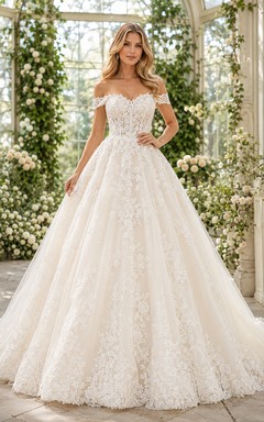 Vestido de novia clásico romántico con escote corazón, hombros descubiertos, encaje floral, cola de capilla y falda de gala.