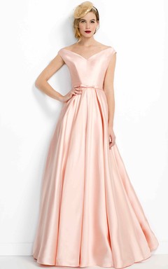Vestido de fiesta largo de satén con escote en V, corte en A y pliegues.