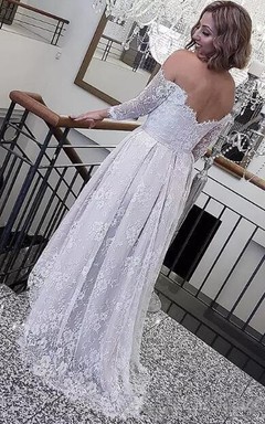 Robe de mariée bohème d'été en dentelle rétro asymétrique à épaules dénudées et manches longues, style plage.