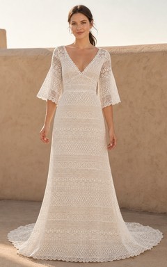 Vestido de novia bohemio de corte recto con escote en V y mangas cortas, estilo tubo, de crochet y rayas, hasta el suelo.