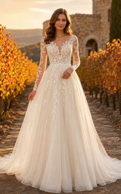 Robe de mariée en dentelle et tulle, coupe trapèze, col en V, manches longues et traîne.