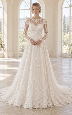 Robe de mariée modeste en tulle à manches longues illusion, décolleté cœur et empiècements floraux, style cœur.