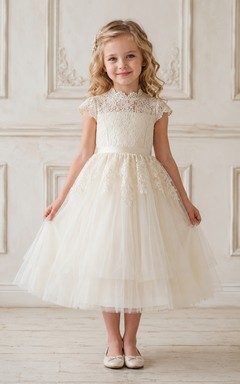 Vestido de niña de las flores, color marfil, encaje, tul, corte en A, cuello joya, largo hasta la rodilla.