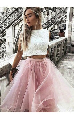 Robe de bal deux pièces trapèze sans manches en dentelle et tulle, col montant, fermeture éclair, longueur genou