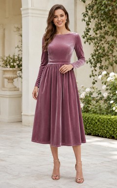 Vestido midi de terciopelo color malva con escote barco y manga larga, corte en A, ideal para invitadas.