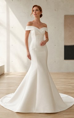 Brautkleid aus Satin, A-Linie, trägerlos, mit Schleppe