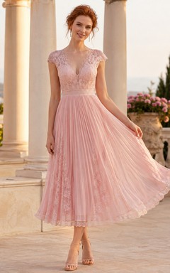 Elegantes, plissiertes Teekleid in zartem Rosa mit V-Ausschnitt, Spitzenärmeln und V-Ausschnitt
