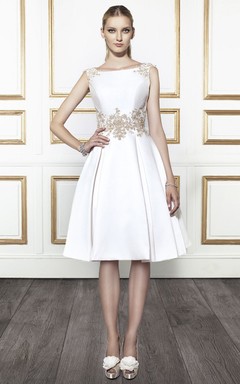 Vestido de novia midi de satén con apliques y escote barco y espalda en V.