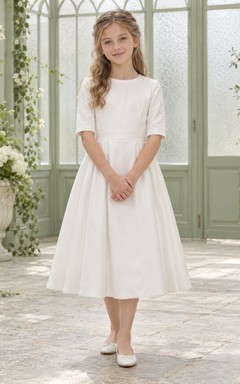 Schlichtes, schlichtes weißes, teelanges A-Linien-Kleid aus Satin mit Schmucksteinen, Ellbogenärmeln, breitem Taillenbund und seitlichen Falten.