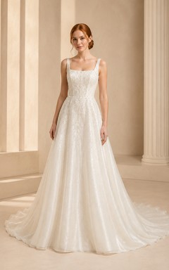 Robe de mariée en dentelle et tulle, coupe trapèze, col carré, sans manches, traîne chapelle
