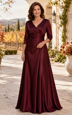 Burgunderfarbenes, schlichtes A-Linien-Kleid aus Satin mit V-Ausschnitt, Dreiviertelärmeln und Raffungen in Bodenlänge – ideal für die Mutter des Bräutigams