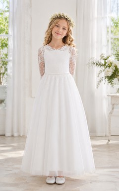 Weißes, bodenlanges Kleid aus Spitze und Tüll mit Illusionsausschnitt, langen Ärmeln, bezogenen Knöpfen und Kommunionsausschnitt – perfekt für Blumenmädchen oder als Brautjungfer.