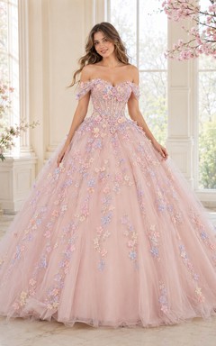Robe de bal de princesse pour quinceañera, rose poudré, épaules dénudées, décolleté cœur, appliqué floral pastel.