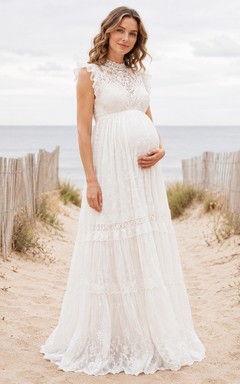 Weißes, romantisches Strandkleid mit hohem Kragen, Spitzenbesatz und Stufenrock