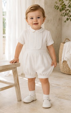 Pelele blanco de manga corta con cuello ancho y pliegues para bautizo de bebé niño.