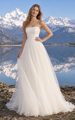 Vestido de novia sencillo de tul con tirantes finos, escote cuadrado y corte en A, con cola.