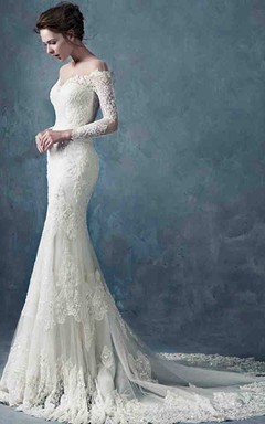 Robe longue en dentelle à épaules dénudées et manches longues