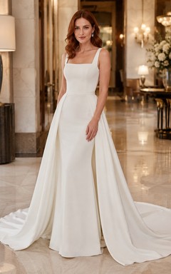 Robe de mariée minimaliste en satin, fourreau, col carré, sans manches, traîne et fente.