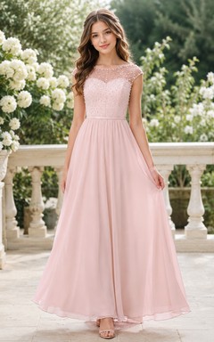 Vestido de dama de honor juvenil rosa perla, corte en A, manga corta tipo casquillo, con detalles de pedrería.