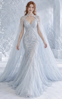 Vestido de novia de invierno estilo sirena, azul hielo, con escote en V, estampado floral y capa de tul con cuentas.