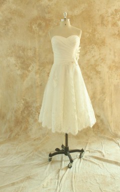 Robe de mariée en dentelle, coupe trapèze, longueur thé, avec fronces et décolleté en cœur